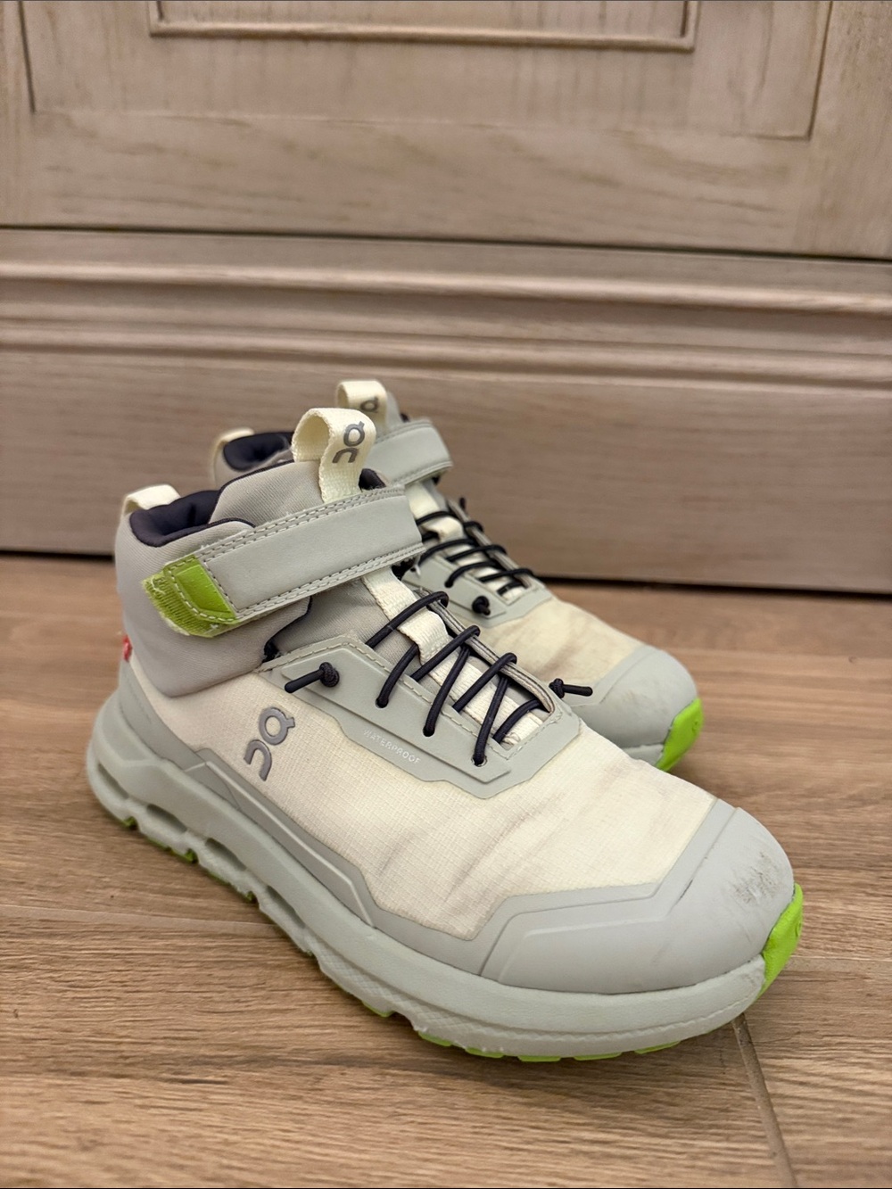 On clouhero mid waterproof Kids hiking Sneakers